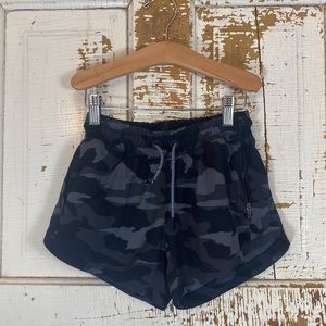 🍄 Athleta Girl Black Gray Camouflage Short